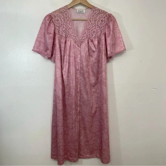 Vintage Vanity Fair Nightgown Medium Pink Short Flutter Sleeve Lace Detail USA - Picture 1 of 14